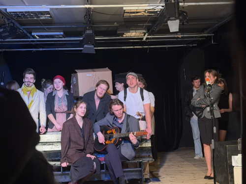 Фестиваль «Наш Шварц» в МГИК: выступление победителей Студенты театрально-режиссёрского факультета МГИК на фестивале «Наш Шварц» с творческой композицией на сцене