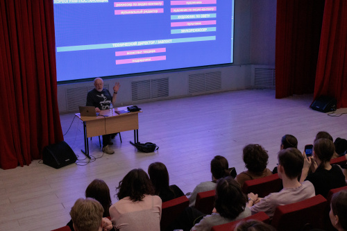 Мастер-класс Юрия Антизерского по сценографии в МГИК Художник-постановщик Юрий Антизерский выступает на мастер-классе для студентов кафедры мюзикла МГИК в Красном зале