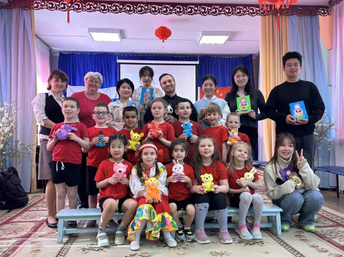 Студенты МГИК из Китая исполняют песню «Прекрасный миф» на мероприятии в детском саду Лебедушка в Химках