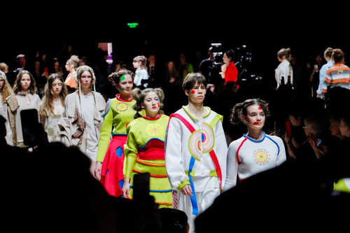 Показ коллекции студентов МГИК В поисках русского на сцене Манежа