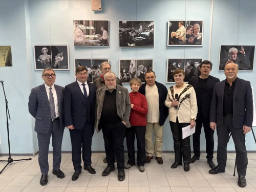 Почетные гости на открытии выставки Николая Скорика в МГИК: и.о. ректора Дмитрий Сидоров, народный артист России Александр Каминский и заслуженные артисты России