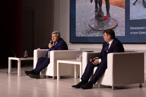 Николай Овсиенко выступает с лекцией в Красном зале МГИК