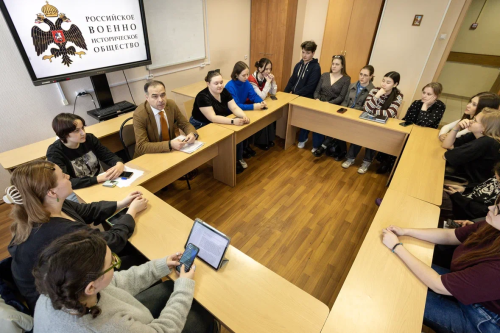 Студенты МГИК выступают с докладами на круглом столе, посвященном культурному наследию Крыма, 28 марта 2026 года