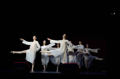 Участники хореографического форума МГИК на сцене во время конкурсного номера